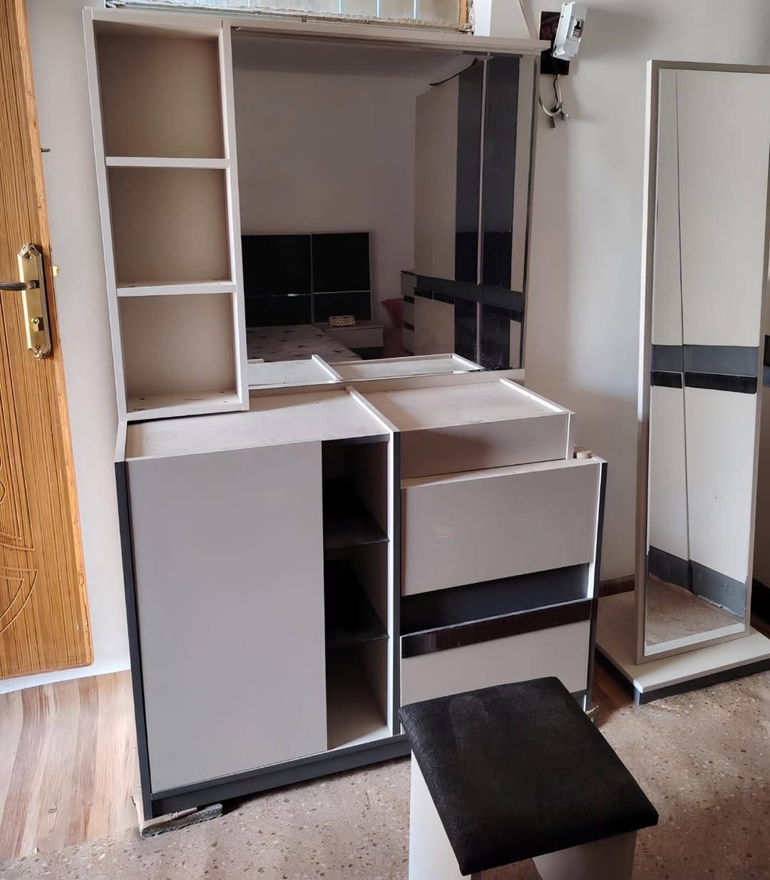 غرفه شبه جديده مامستخدمه كلش غرفه نضيفه شوفت عينك غرفه كامله 10 قطع وشكل مالته بل صور خذيت غرفه مليون 650 تكدر تشوف عليه سوك انا غرفه تاركه ورايده بسعر  950 وبيه مجال + نقل وشد عليك رقم تواصل ***********
