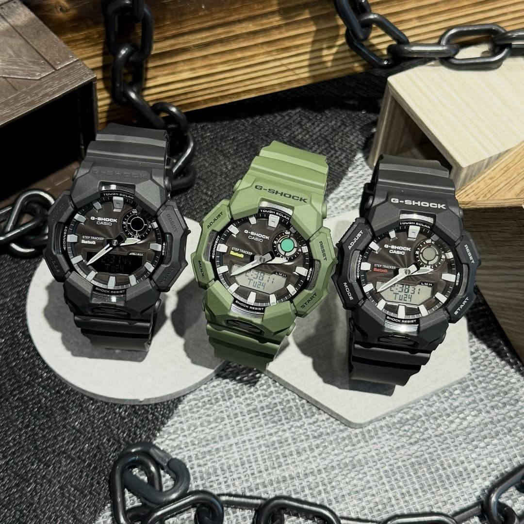 كاسيو جي-شوك (G-Shock) من طراز GA-B010-1A1

المميزات الذكية والتقنية

•نظام الطاقة (Tough Solar): تعمل الساعة بالطاقة الشمسية، مما يضمن تشغيلًا مستقرًا دون الحاجة لتغيير البطارية بشكل متكرر
•الاتصال بالبلوتوث (Bluetooth): يمكن ربطها بالهاتف الذكي لضبط الوقت تلقائيًا، واستخدام ميزة البحث عن الهاتف، والوصول إلى ميزات تطبيق CASIO WATCHES
•تتبع النشاط: تتضمن الساعة مستشعرًا لتتبع الخطوات (Step Tracker) وعرض البيانات رقميًا.
وظائف إضافية
•الإضاءة: مزودة بإضاءة LED قوية (Super Illuminator) لرؤية واضحة في الظلام
•الوقت العالمي: تدعم عرض الوقت في مدن مختلفة حول العالم
•أدوات القياس: تحتوي على ساعة توقيت (Stopwatch) ومؤقت عد تنازلي ومنبهات يومية.

المواصفات الأساسية

الهيكل والحزام: مصنوعان من الراتينج المتين، مع تصميم مقاوم للصدمات يحمي الساعة في أقوى الظروف.
•مقاومة الماء: تصل إلى 200 متر (20 بار)، مما يجعلها مناسبة للسباحة والأنشطة المائية اليومية.
•الزجاج: زجاج معدني (Mineral Glass) مقاوم للخدش.


**إذا كنت صاحب هذا الإعلان وتريد حذفه لأي سبب، رجاءا أرسل رسالة إلى الدعم الفني**