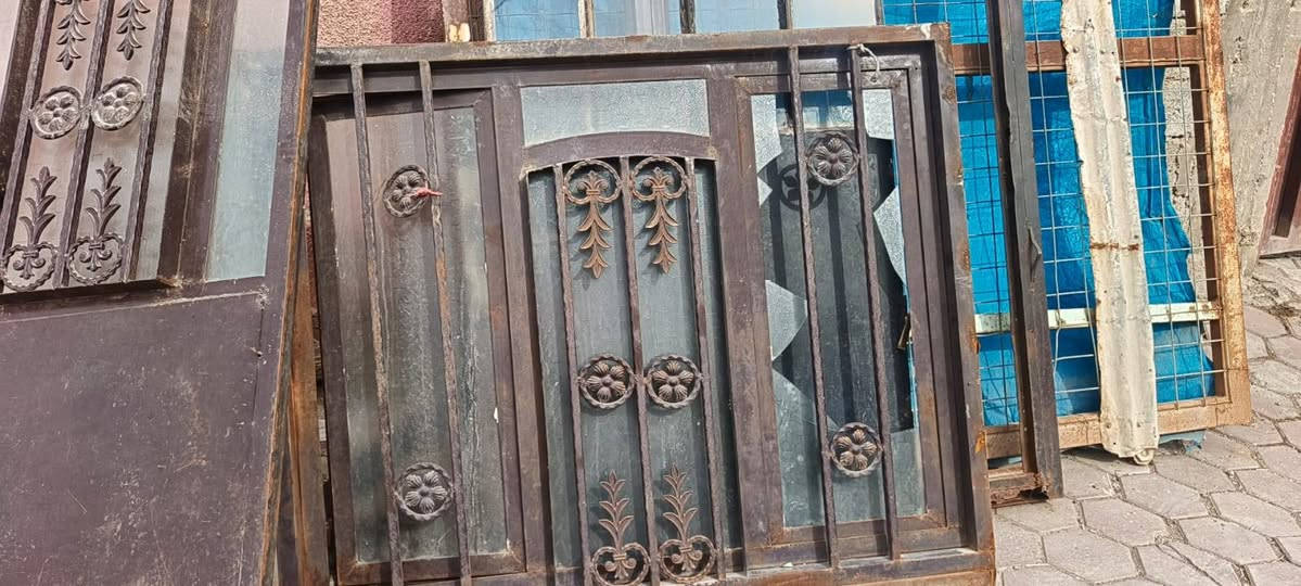 السلام عليكم أبواب وشبابيك للبيع وكافة انواع الحديد والشيلمان السندويش مكاني بغداد جكوك شارع حسينيه قمر بني هاشم ابراهيم الحداد للإستفسار عل الرقم ***********
