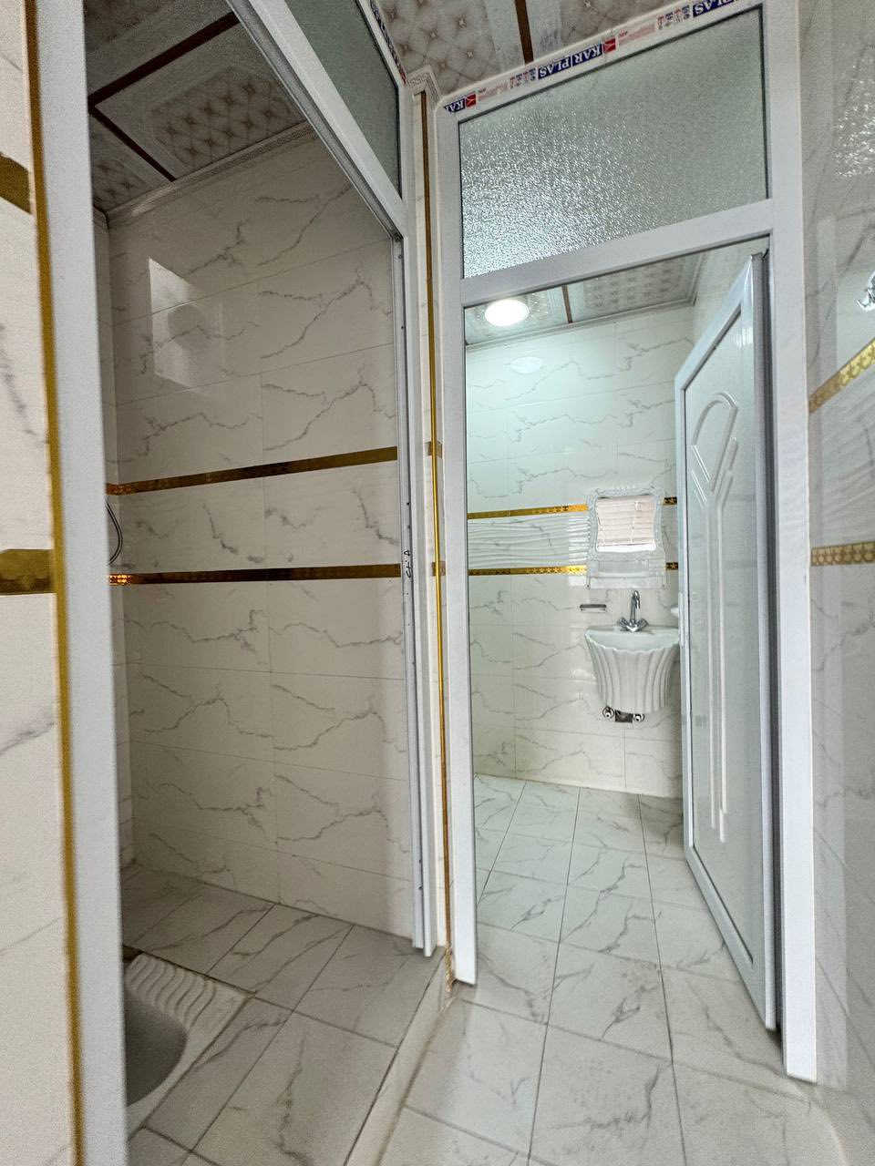 شقة طابق ثاني للايجار 
الموقع : حي الحدباء ( تقع على سايدين المضخة )
المساحة : 120 متر
طابق واحد : غرفتين نوم وهول ومطبخ وصحيات 
موقع المكتب : حي الصديق - شارع 20 - قرب شركة كار للجباية
لمعرفة كافة الاسعار يمكنكم الانضمام الى قناة التلكرام عبر الرابط ادناه : 

‏ https://t.me/PillarsRealEstate

للاستفسار الاتصال على الارقام
***********
***********
