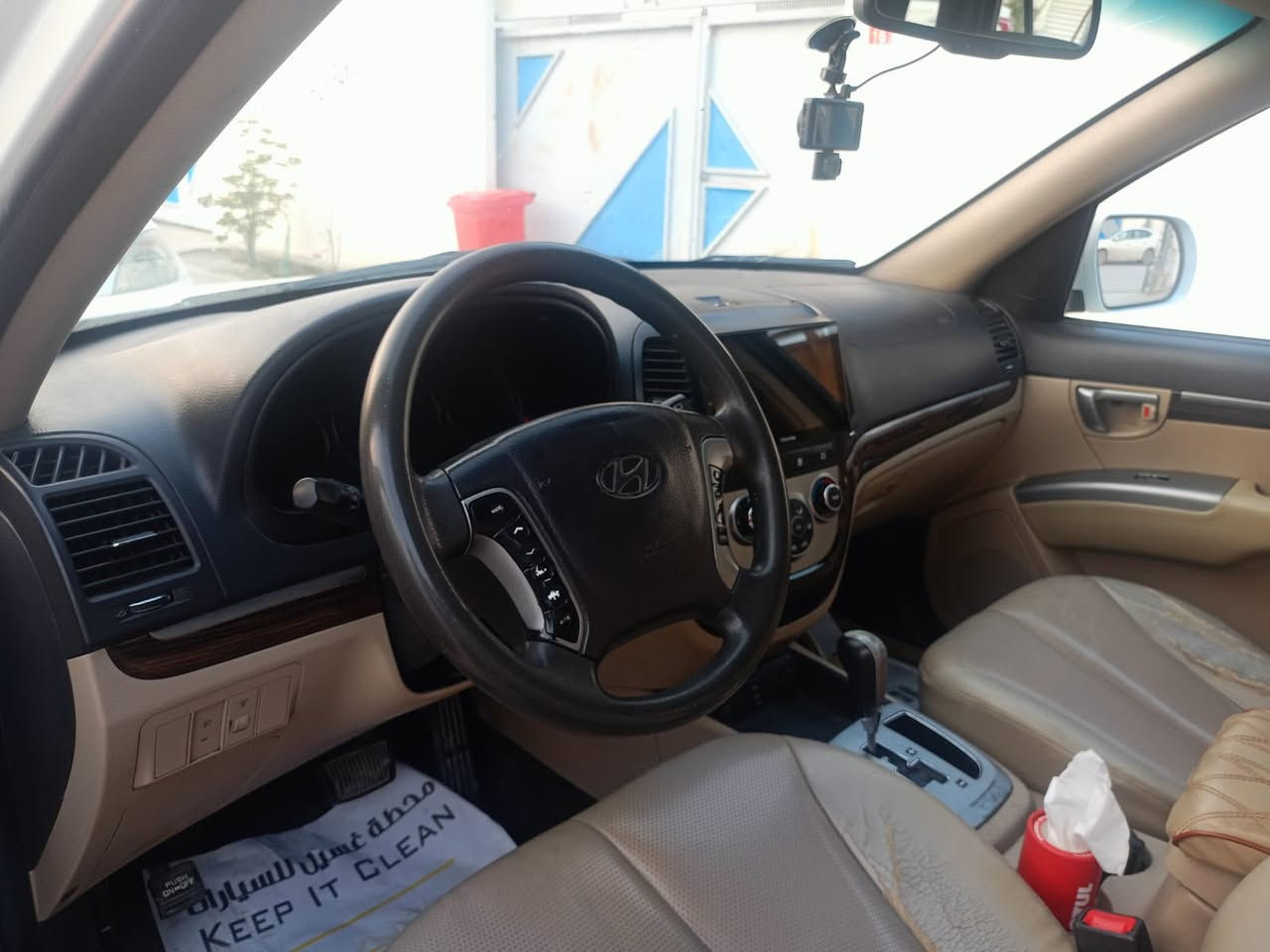 سنتافي موديل 2012
(تحويل وكاله)محرك 4 سلندر 2400

السيارة تشغيل بصمة 

ابواب بصمة 

حساس خلفي 

كشن كهرباء 

3 شاشات + كامرة 

تحكم ستيرن جهتين 

فتحة سقف 

تايرات جديدة  سياره ما عايزه برغي  سعر ١٤٩ وبيه مجال
***********
