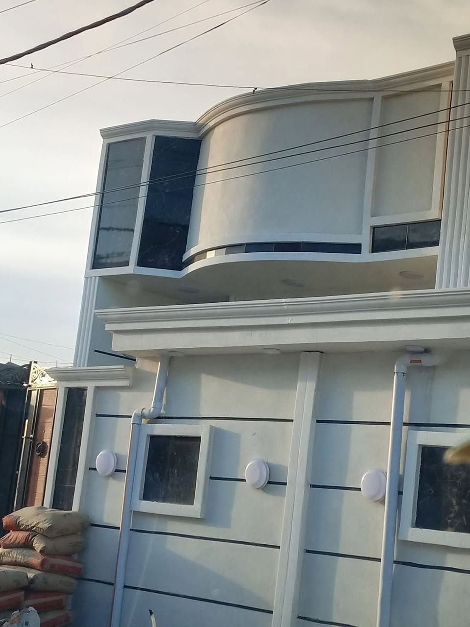 مشتمل 50متر بلعشرة الاف على ساحة نوم استقبال مطبخ مدخلين  درج وبيتونه وطرمه وحمام مرافق قائد الانشاء تستلمه مفتاح جاهز من كلشي والواجها مثل الي بصوره سعر 37 مليون المطبخ الحمام سيراميك للسقف الاستقبال ازاره وضلع بلازمه ألواح مرمريه للاستفسار الاتصال بالرقم *********** أو ‏
‪0777 064 5200‬‏ أو مراسلتنا على الخاص او واتس اب
