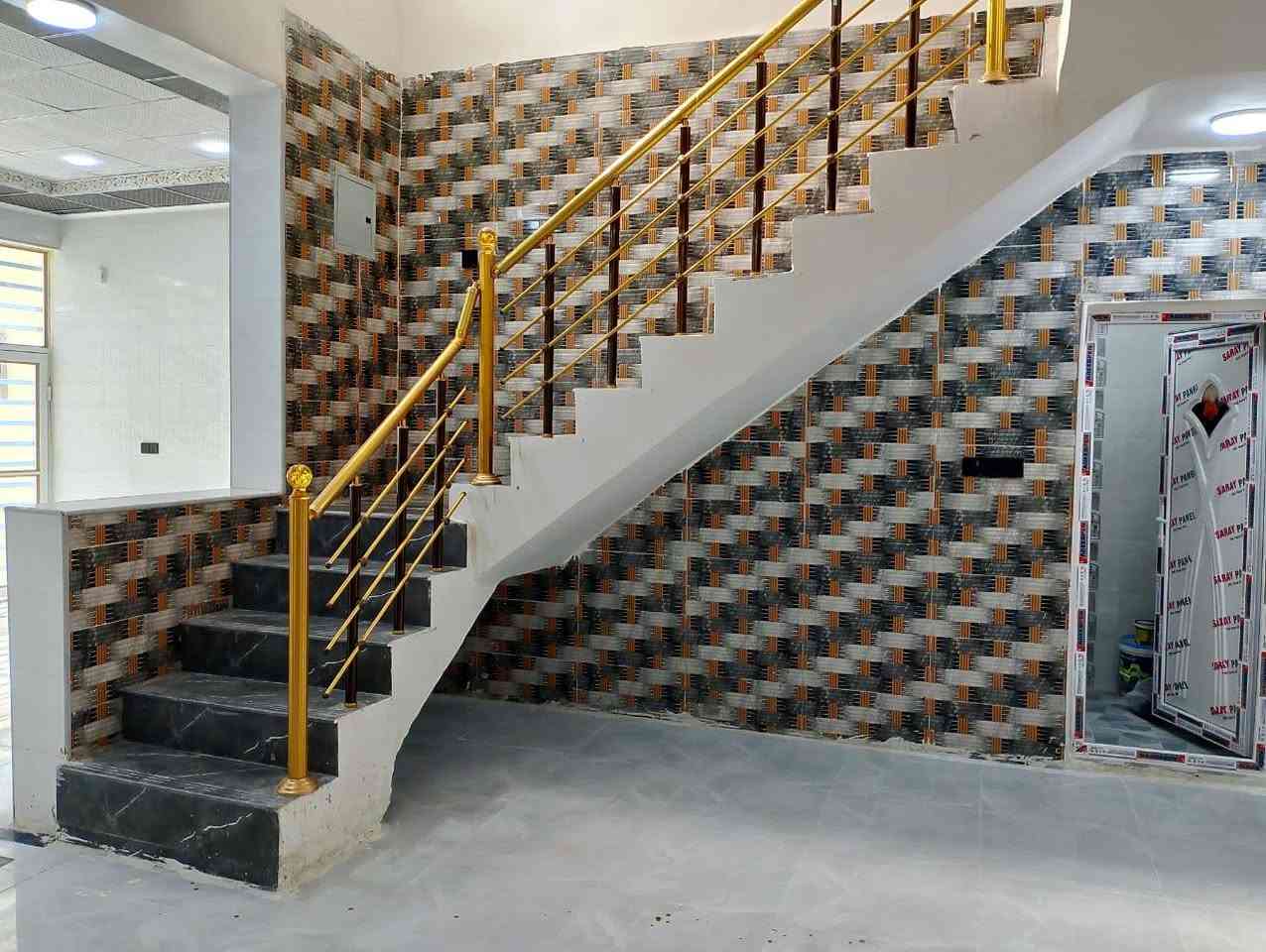 بيت 200 م بناء درجه اولى يوجد به غرفتين وصاله واستقبال و مجمع صحيات الاستفسار اتصل ***********
