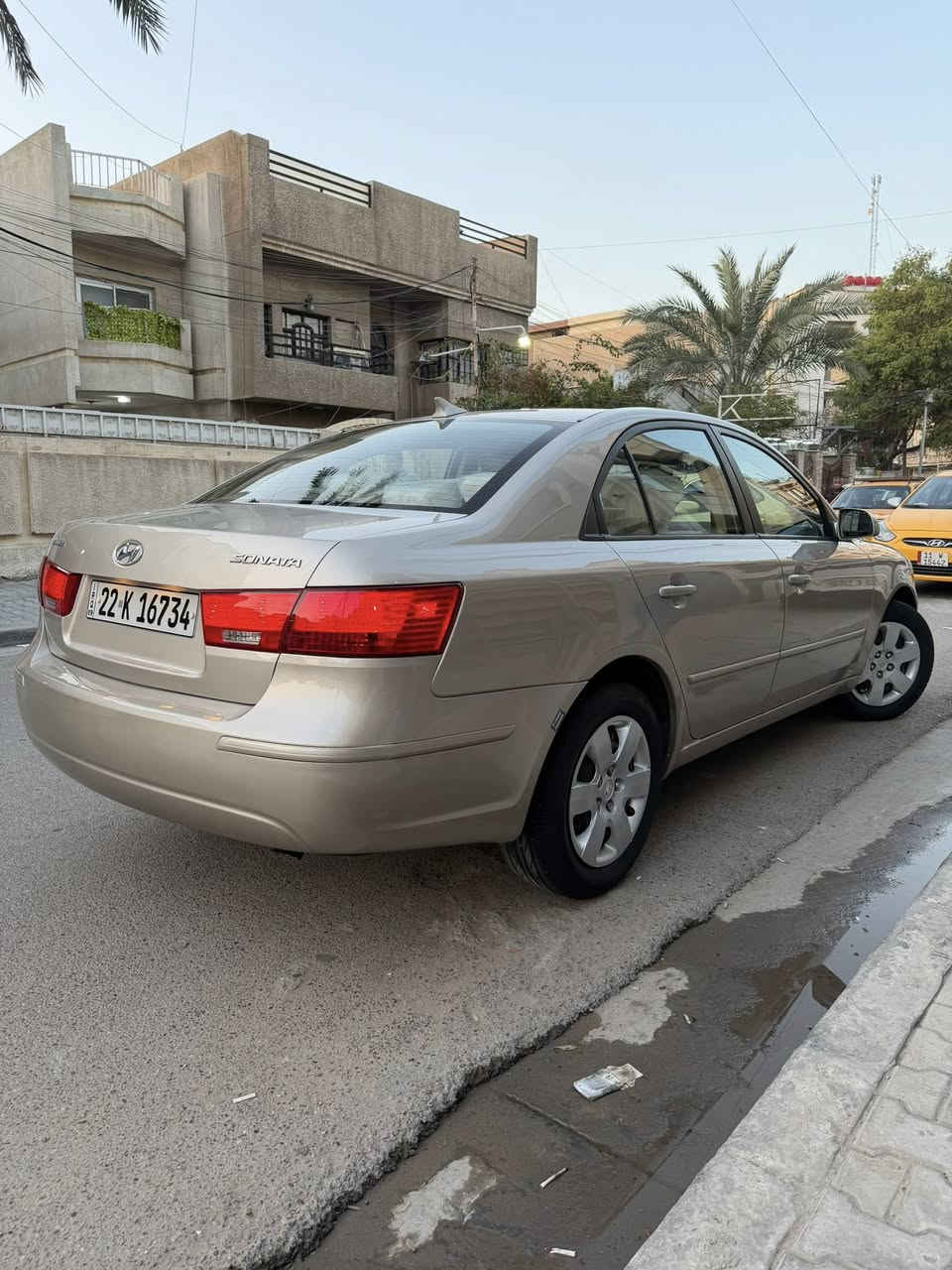 السلام عليكم 
هونداي سوناتا موديل 2010 وارد امريكي مكينه 2400 دوش سيارة احلة من الصور جديدة مواصفات نص فول مكينه كير صدر تبريد تدفئة تخم تاير كله جديد بالعافيه عل ياخذها سيارة جديدة بيه صبغ قطعتين بدون دواخل والباقي مكفول رقم اربيل ثاني يوم تحويل مكان السيارة بغداد الاعظمية سعر 118 وبيه مجال رقم موبايل ***********
