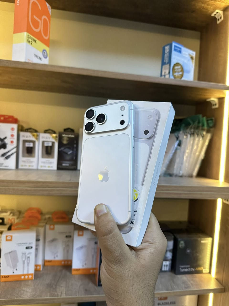 السلام عليكم للبيع ايفون 17 برو ماكس ذاكرة 256 تك سيمكارت دورات الشحن 0 مرة الجهاز جديد فقط مفتوح من الباكيت العنوان بغداد اليوسفية حي الشهداء مركز الأمير مركز الامير للهواتف  للاتصال ***********
