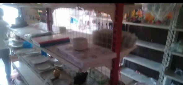 السلام عليكم يوجد لدينا رفوف محل للبيع نضيفات كلش السعر 300الف وبيهن مجال رقم الهاتف ***********
