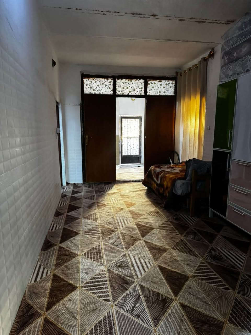 دار للبيع مساحه  ١٨٧.٥  واجهيه ٧.٥ ونزال ٢٥ متر طابو صرف يحتوي على استقبال وغرفة نوم ومطبخ وصاله وصحيات خارجيه وطارمه اماميه وحديقه خلفيه البناء بلوك وطابوق والسقف عكاده يقع على شارع ٣٠ قرب الشارع العريض في العسكري موقع تجاري يربط بين الدولي الجديد وشارع الجمعيه والمنطقه في صعود مستمر كون هذا الطريق سوف يكون مدخل مدينة القاسم الحيوي الجديد وقريبآ سوف يتم إكمال المجاري الرئيسيه في هذا الشارع وبعدها يتم التبليط والربط بلطريق الدولي 
للتواصل الاتصال على الرقم 
***********
***********
