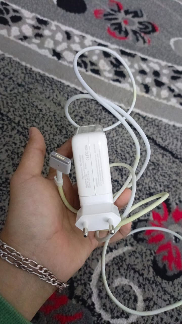 شاحن لابتوب ابل (ماك بوك) 
اصلي مال امزون 🔮🔮🔮
ويه المحوله كامل ويه الراس مغناطيسي يلزك بالماك 
 قيم واخذ ولاتكسر بل سعر متوفر توصيل


**إذا كنت صاحب هذا الإعلان وتريد حذفه لأي سبب، رجاءا أرسل رسالة إلى الدعم الفني**