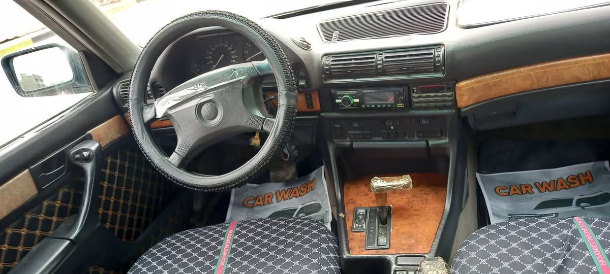 سلام عليكم عندي هاي بي ام موديل ٩٣ رقم بغداد انكليزي تحويل مباشر لحجم ٧٣٥ اصلي الون زيتوني سياره جديده كير مكينه جديدة صدر جديد تخم تاير جديد ويل كب نيكل جديد دبل كمبيوتر دبل يرباك جام كهرباء كله شغال فتحه سنتر لوك مكانه بغداد لشعب رقم ***********لسعر ٣٣
