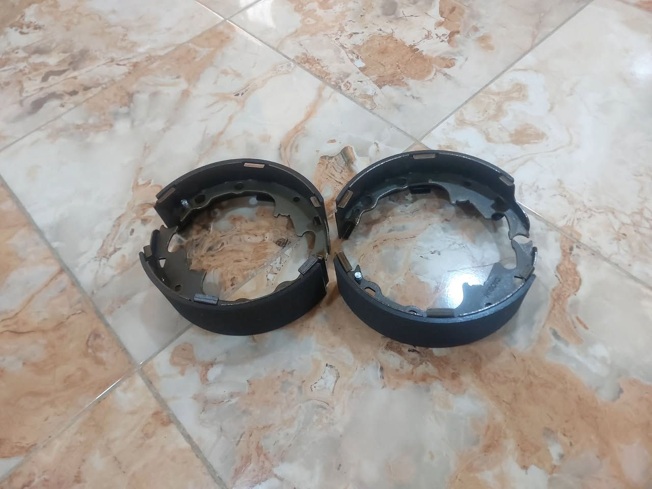 السلام عليكم.بانزات خلفية لسيارات كلايزر7راكب موديلات 91_95. 96_2000. 2001-2007. سعر التخم40الف كما يوجد لدينا توصيل لجميع المحافظات وتساب او اتصال ***********
