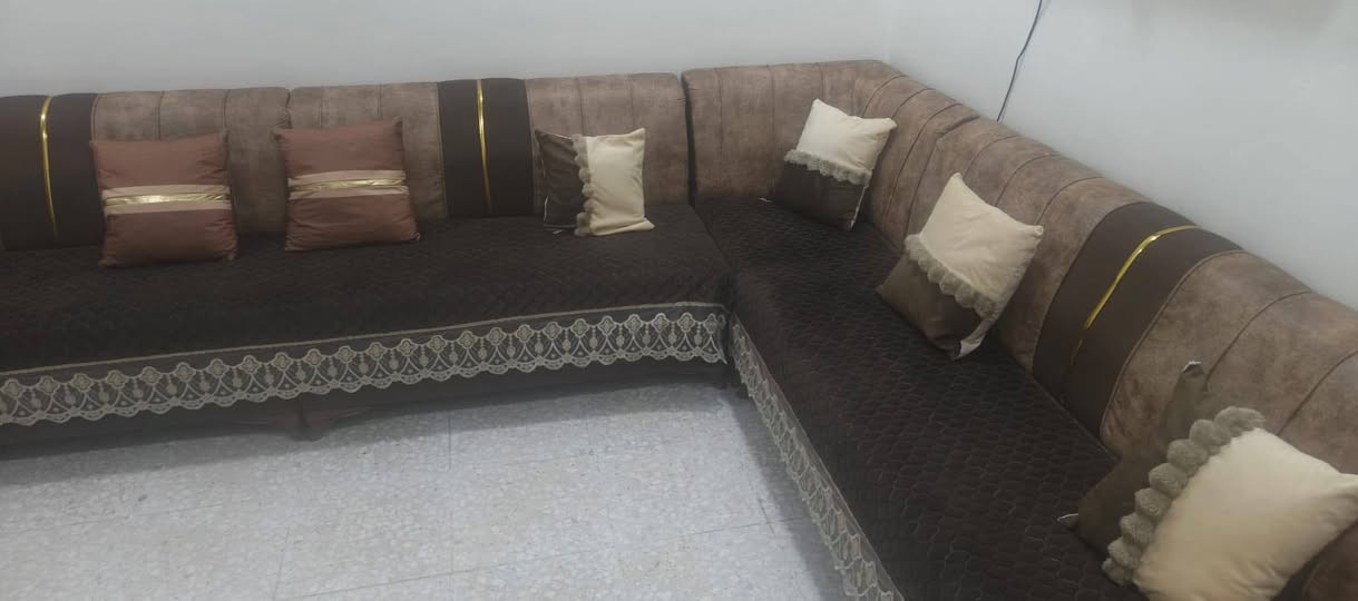 تخم للبيع ٥ قطعه نظافه ٩٥ب ميه مع كوشات وفراشه
***********
