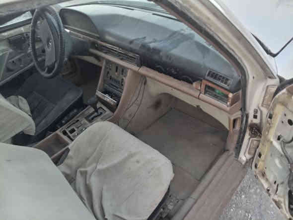 السلام عليكم مرسيدس للبيع موديل 83 مكينه بطه 3000 كيرما يشتغل ما اندل راعيها مكفوله من عشائر والسرقه السعر18 رقمي هذا *********** مكان واسط قضاء الحي
