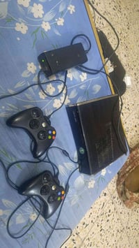اكس بوكس 360 للبيع جهاز عطلان ميحول على تلفزيون بس يطلع كلوب ويا 2 يدا...
