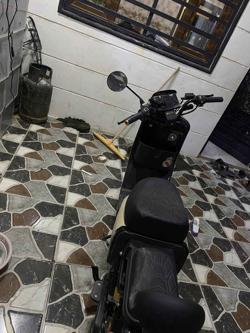 السلام عليكم دراجة شحن ٢٠٢٦ صار شهر من اخذتها جديدة كلش وبطارياتها جدد وماشية ٧٤٢ كم حقيقي العنوان كركوك ساحة الاحتفالات ***********٧
