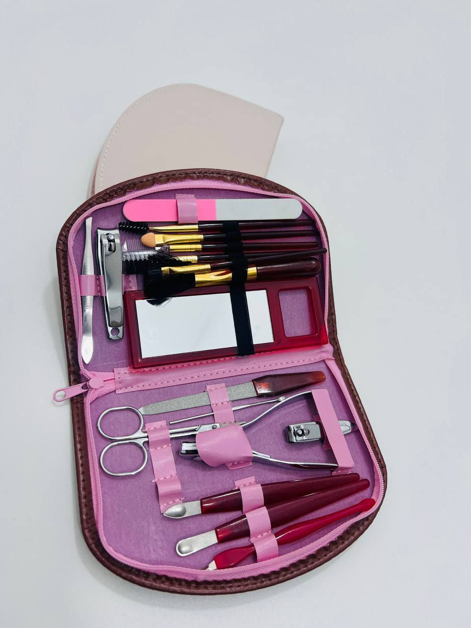 🎀 جنطة العناية المتكاملة للبنات 🎀
جنطة متكاملة للبدكير والمنكير 🥹
💗 6 فرش مكياج للبلشر والشدو والحاجب 
💗 مقص الأضافر الصغير لقص الأضافر
💗 مقص صغير منحي لأزالة الجلد الميت 
💗 ملقط لسحب الشعر من حول الحاجب 
💗 مبرد للأضافر 
💗 اداة تنظيف الأضافر 
💗 قاطع الجلد الميت والزوائد 
💗 فرش مكياج للبلشر والهايلايت 
💗 مرآة صغيرة 
💗 مبرد خشن أبيض


**إذا كنت صاحب هذا الإعلان وتريد حذفه لأي سبب، رجاءا أرسل رسالة إلى الدعم الفني**