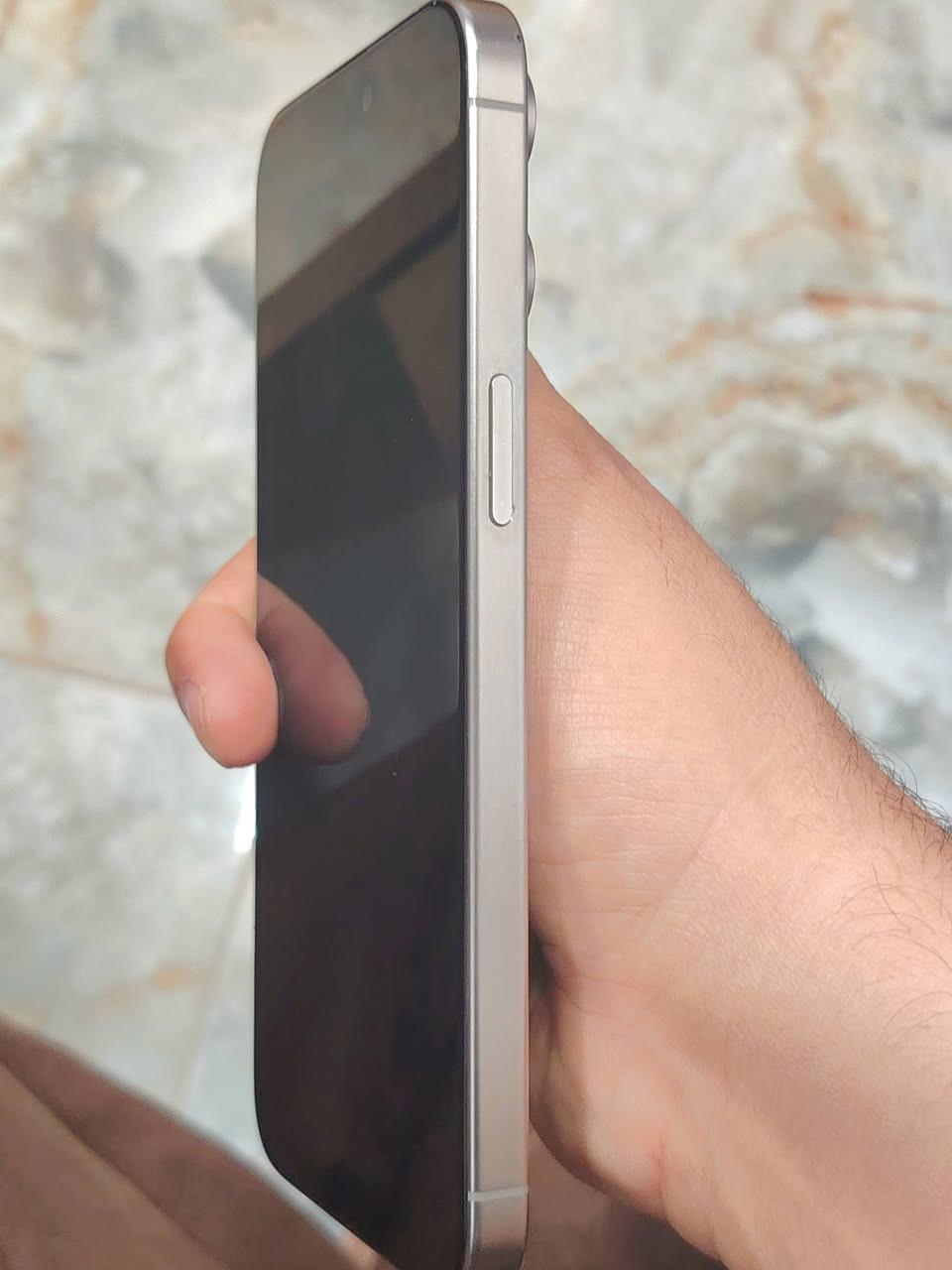 ايفون 15 برو ماكس
للبيع مستبدل شاشه اصليه و بطاريه 100 حتى دورات الشحن ظاهره  و الفيس ايدي شغال  شرط تجي و تفحص بنفسك  السعر 650 مكاني بابل *********** او مراسله خاص
