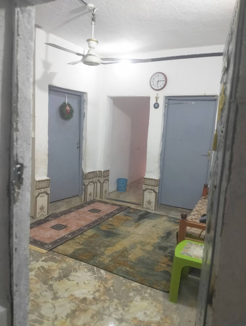بيت طابقين نص خلفي للبيع المساحه 120متر الطابق الارضي غرفتين وصاله واستقبال وصحيات،عدد2ومطبخ 
الطابق الثاني غرفتين ومخزن وسطح 
السعر 130
العنوان حي اريدو قرب السوق رابع بيت عن جامع الرسول الاعظم على الشارع الرئيسي مقابل افران الرسول الاعظم 
للاتصال والاستفسار ***********
