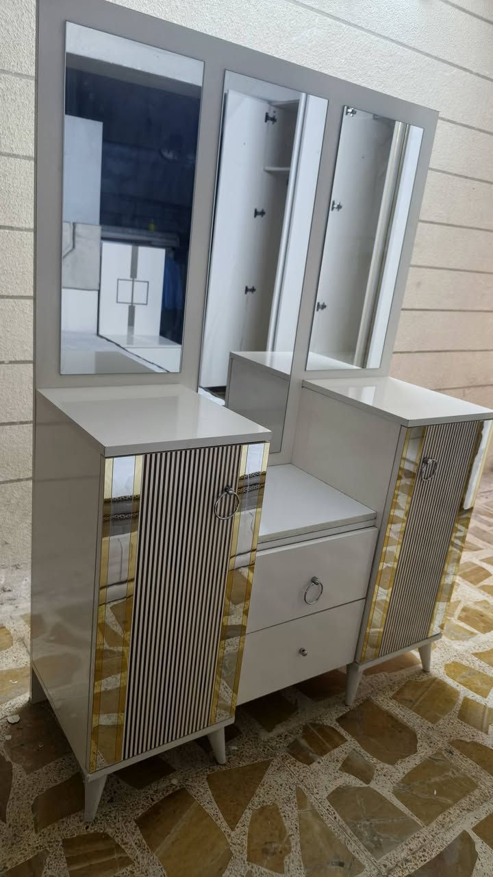 غرفة نوم للبيع ٥ قطع تركي 5  قطع كلش نضيفه الموشراي ياريت يرفع المنشور  ‏‏‪***********‬‏ بي واتس
