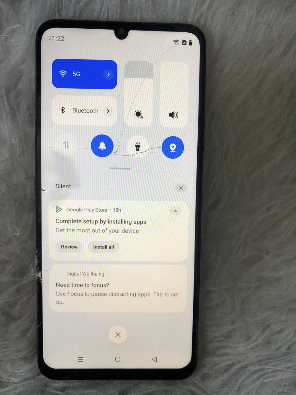 الهاتف هو Realme C53 (ويُعرف في بعض الأسواق بنسخة قريبة جداً وهي Realme N53). يتميز هذا الهاتف بالتصميم الشهير للكاميرات الخلفية الشبيهة بهواتف الآيفون، مع الجزء العلوي اللامع والجزء السفلي المطفي (Matte) الذي يحمل شعار شركة realme.
إليك المواصفات الكاملة والتفصيلية للهاتف:
📱 الشاشة والتصميم
 نوع الشاشة: IPS LCD بمعدل تحديث 90Hz (لتجربة تصفح ناعمة).
 حجم الشاشة: 6.74 بوصة.
 الدقة: +FHD بدقة 1080 \times 2400 بكسل.
 التصميم: ظهر وإطار من البلاستيك، ويتميز بميزة "الجزيرة المصغرة" (Mini Capsule) التفاعلية حول الكاميرا الأمامية لعرض الإشعارات وحالة الشحن.
⚙️ الأداء والعتاد الداخلي
 المعالج: Unisoc Tiger T612 (بتكنولوجيا 12 نانومتر)، وهو معالج اقتصادي مناسب للاستخدام اليومي والتصفح والألعاب الخفيفة.
 الذاكرة العشوائية (RAM): يتوفر بنسختين 6 جيجابايت أو 4 جيجابايت (مع إمكانية زيادة الرام افتراضياً من الذاكرة الداخلية).
 ذاكرة التخزين: 128 جيجابايت أو 64 جيجابايت، ويدعم تركيب كارت ذاكرة خارجي (MicroSD) في منفذ منفصل.
📷 الكاميرات
 الكاميرا الخلفية (ثنائية):
 العدسة الأساسية: بدقة 50 ميجابكسل بفتحة عدسة f/1.8 (تقدم أداءً جيداً في الإضاءة النهارية).
 العدسة الثانية: عدسة عزل (العزل والبورتريه) بدقة 0.3 ميجابكسل.
 ملاحظة: الحلقة الثالثة في الخلف ليست كاميرا، بل هي فلاش LED مدمج بشكل دائري ليتناسق مع التصميم.
 الكاميرا الأمامية: بدقة 8 ميجابكسل بفتحة عدسة f/2.0.
🔋 البطارية والشحن
 سعة البطارية: 5000 مللي أمبير (تكفي للاستخدام المكثف طوال اليوم).
 سرعة الشحن: يدعم الشحن السريع بقوة 33 واط بتقنية SUPERVOOC (يُشحن حوالي 50% في غضون 31 دقيقة).
✨ السعر75 ‏العنوان بغداد ‏يوجد توصيل جميع المحافظات ￼￼


**إذا كنت صاحب هذا الإعلان وتريد حذفه لأي سبب، رجاءا أرسل رسالة إلى الدعم الفني**