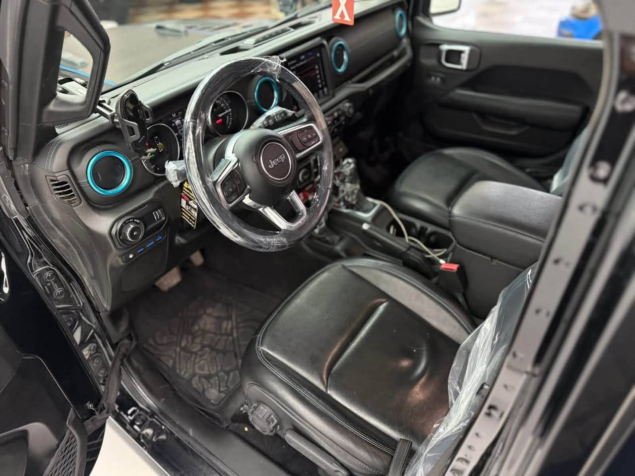 السلام عليكم 
جيب رانكلر  روبيكون للبيع 
‏wrangler 4xe plug in hybrid
‏‎فول المواصفات و هايبرد 4xe
‏‎لون السيارة اسود
‏‎موديل2023
‏‎ماشيه 23 الف فقط 
‏2.0L turbo hybrid محرك اربعة سلندر توربو
‏‎** قوة حصانيه 375 hp
‏‎مواصفاتها :
‏‎بصمة ابواب بصمة تشغيل
‏‎كشنات جلد تطريز ازرق بلادي
‏‎كشنات تدفئه جلد مع الستيرن
مري جانبيه تدفئه
‏‎شاشه كبيره مع كاميرا | و خلفي تشغيل عن بعد
‏‎نضام صوتي ALPINE مع دمام بالصندوق
‏‎اربع مخارج كهربائي Aux
‏PART TIME و 4WD auto نضام
‏SWAY BAR
‏‎قفل اكسل امامي و خلفي AXLE LOCK
‏‎كيبل شحن 110V 220V تكدر تشحن السياره بالبيت ثلاث انضمة قياده e-save بنزين
‏electric فول كهربائي
‏‎نضام هجين بنزين و كهرباء hybrid
‏‎السياره تشحن ل حالها بالطريق عند دواسة بريك
السيار رقم بغداد شبة مميز 
صقف بوكس  تنشال  كامل    
سياره وارد امريكي. حادثها  باب مبدل نفس الون

***********
