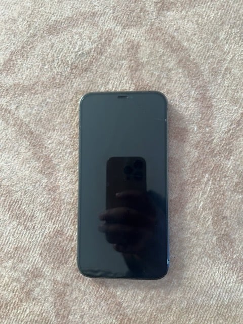 جهاز ١٢ برو ماكس استخدام نظيف ضرر فقط بظهر الجهاز بدون ضرر بالكامرات مع فيس ايدي سالم جدا وسريع بطاريه ٧٩ جهاز مامفتوح نهائي نظافه فول 