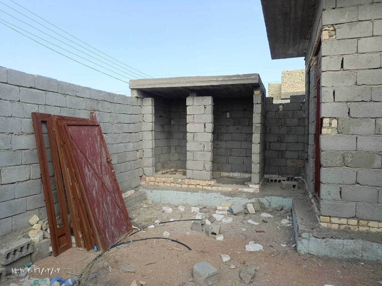 السلام عليكم 
بيت للبيع مساحه 200م يتكون من 3غرف +صاله+ استقبال+صحيات داخليه وخارجيه 
صب كونكريت فوق وتحت. 
المكان : طريق كربلاء ــ نجف عمود 915 خلف الحسينيات. 
الخدمات : ماء + كهرباء + شارع باب البيت كامل الخدمات. 
السعر: 37وبيه مجال. 
للاتصال والاستفسار عله الرقم: ‏‪***********‬‏
مكلف بلنشر.
