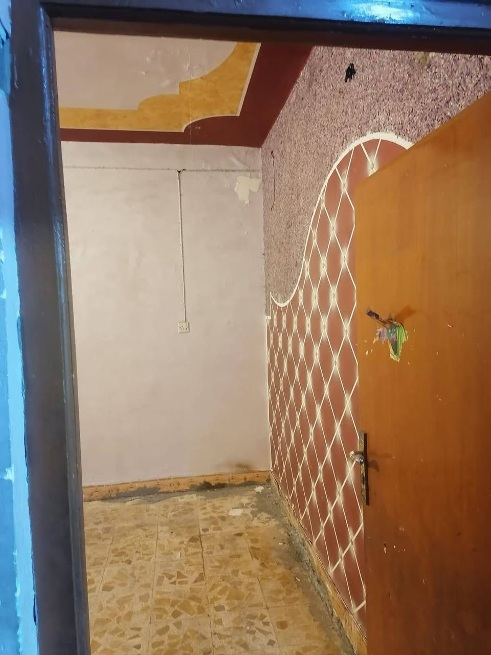 للبيع
بيت ١٠٠م امامي ركن وجهين

بناء نظيف عكاده

سعر ١١٥ قفل

يقع خلف السريع
سادس بيت عن شارع الرئيسي

قرب مجمع دبي

يحتوي على غرفه وصاله ومطبخ وصحيات داخليه وخارجيه واستقبال

موبايل للاستفسار ***********
***********
