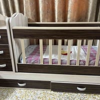 سرسر طفل الطول 160سم والعرض 65سم متحرك يكفي لحد عمر ثلاث سنوات قريبا م...