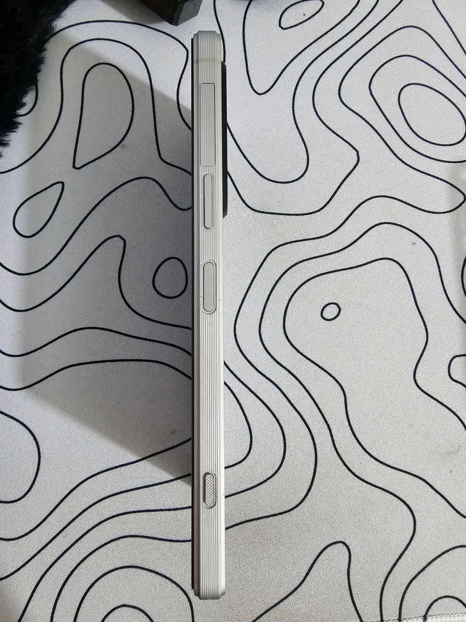 سوني 1 مارك 5 ذاكرة 256 رام 12 نظافة 100% وياه كفر ولاصق شاشة فقط بي طبع خفيف للبيع السعر 290 الف وبي مجال بسيط عنواني بغداد ماعندي توصيل اي استفسار عالرقم ***********