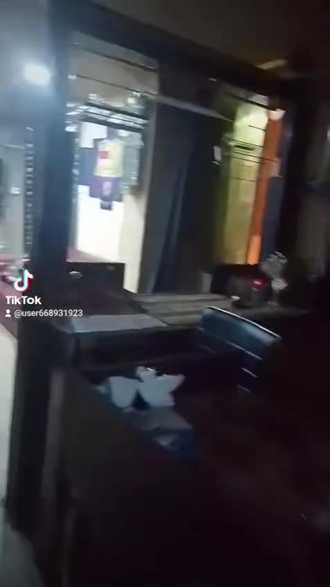 شقه للبيع غرفتين وصاله ومطبخ وصحيات السعر 15مليون بدون يجار ترهم شباب وعوائل العنوان ابو نواس شارع فندق بايلوت للستفسار ***********
