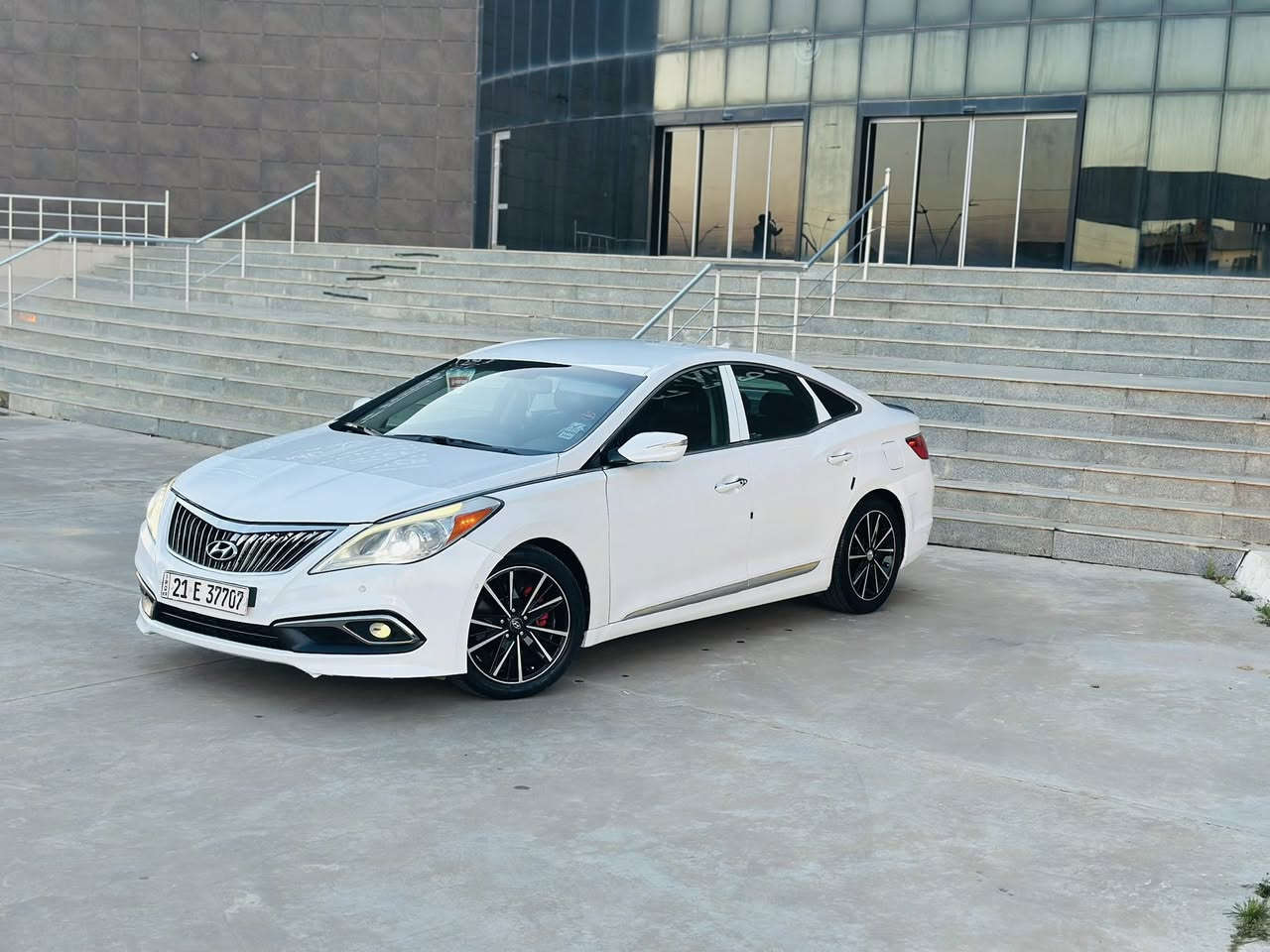 ازيره 2015 ( V6)
فول واحد على واحد ما عده بانوراما 
كشنات جلد +كهرباء مري شفط +اشيار بل مري +لايت لد امامي خلفي +بنرامه تبريد كشنات +حساسات امامي خلفي + شاشه كبيره كامره +تحكمات استيرن برده خلفيه كهرباء +تبريد قطعتين + دبل كزوز
صبغ جاملغ سكن  بدون داخل 
سعر 116 وبيه مجال 
***********
***********
مكاني كركوك اسكان
