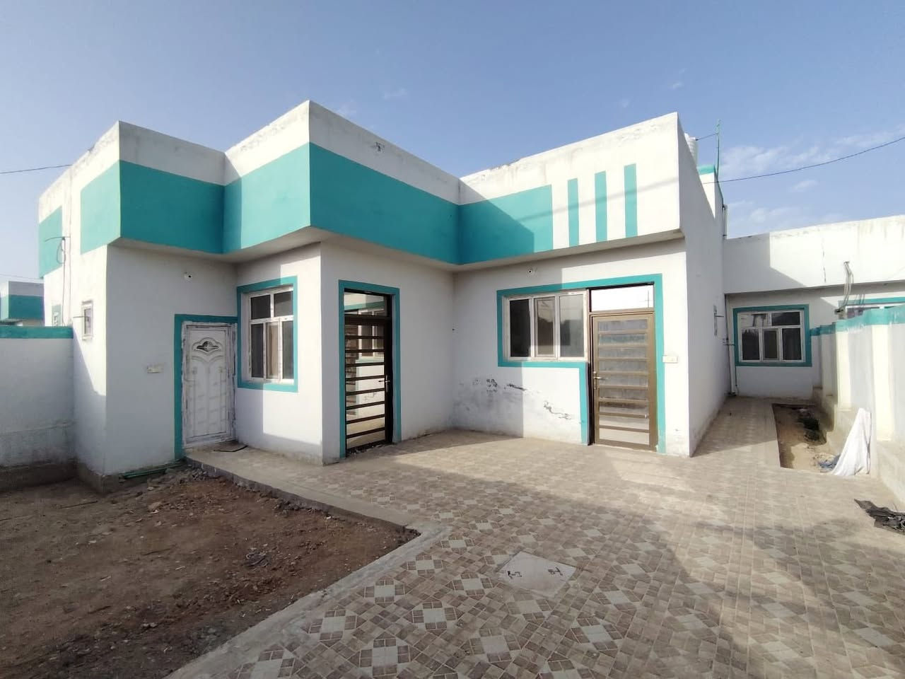 دار سكن للبيع جديد ما ساكن بيه اي احد لسى فارغ موقعه بمجمع سفير الحسين في الكوفة المساحة 200 متر (جاهز للسكن) … ارقامي : 
*********** / ***********
