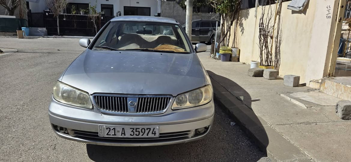 نیسان سەنی یابانی ٢٠٠٩
مەکینە سپی
 گێڕ عادی 
بێ بۆیاخ  
کەمێک کاڵ بونەوەی سەقفی هەیە
هیچ مەسرەفی تیا نەماوە هەموی کراوە 
سەنەوی تازەیە تا ٢٠٣٠
تەبرید ساردو گەرم بە شەرت 
گێڕو مەکینە بەشەرت 
یەک دینار مەسرەفی تیا نیە
*********** السليمانية, العراق
