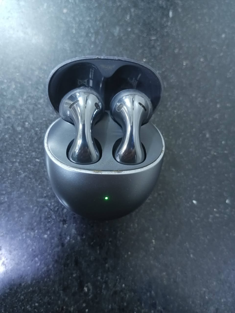 سماعة هواوي HUAWEI FreeBuds 5  حلوه ونضيفه ويا كارتون السعر 70 هاتف *********** او خاص..

