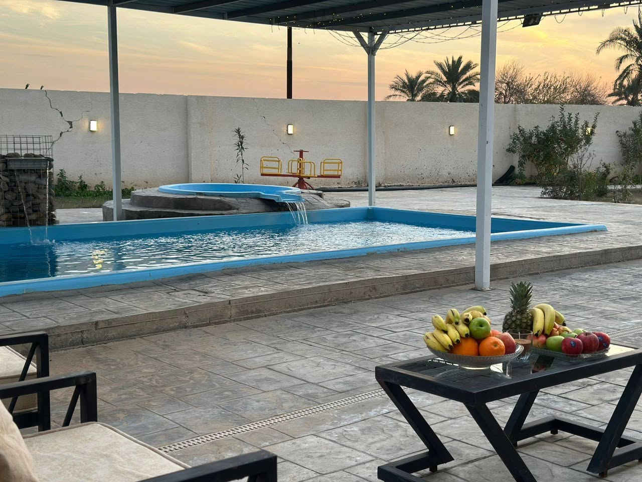 مزرعة مون هاوس يقدملك اجمل موقع واروع إطلالةو احلى الجلسات،
مسبح كبير طول ١٠ في ٤ مياه عذبة 
ومسبح صغير للأطفال 
شويات متوفره للسمك🐟 و الكباب والتكه
وتنور الطين المميز 
صاله كبيره🪑🪞🛋️ مجهزة بشاشة 
ملعب كرة طائرة كامل 
العاب للأطفال تتضمن مراجيح مزدوجة وفردية 
وزحليكة وفرار ولعبة الميزان
وفيشة للكبار والصغار 
وغرفةنوم مزدوجة 🛏🛌 
وغرفة نوم ٢ اسرة 
مع وجود فرش إضافية 
مطبخ مجهز من جميع المستلزمات 🥘✅ 
حمام متكامل عدد ١ 🚿🛁✅
جلسة خارجية عربية تراثية ✅
انترنيت ✅
كهرباء٢٤ساعه بدون انقطاع✅
كراج للسيارات 🚙🚗✅
كون مميز انت وعائلتك وخلي ديرة ورد اختيارك 
مع الهواء الطلق وسط مزارع العنب البساتين🍁🌴
العنوان صلاح الدين قضاء الدجيل 
للحجز والاستفسار الاتصال على الرقم 
*********** 
*********** 
المزرعة موثقة على تطبيق اجرلي 
مون هاوس _احلی_عالم
