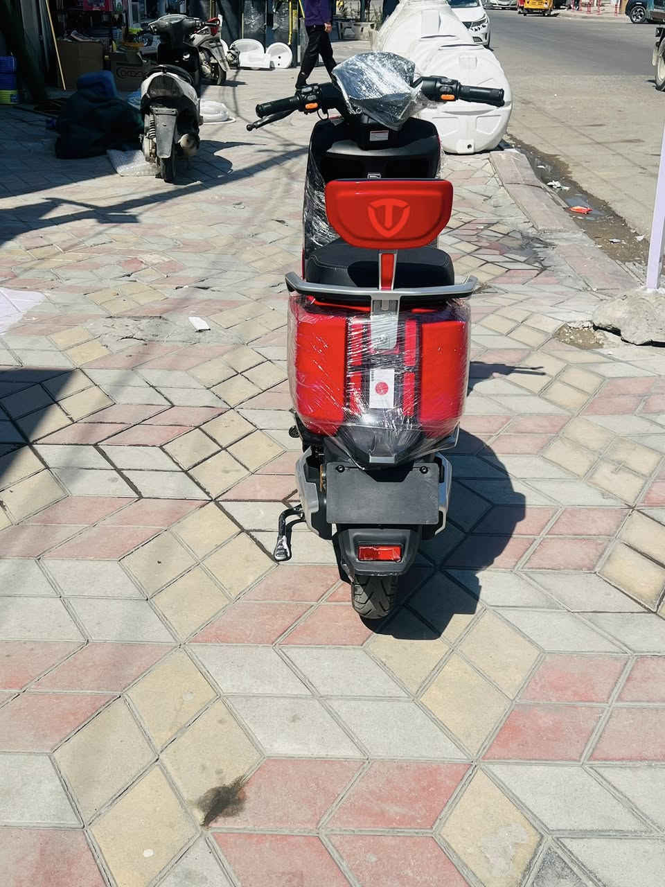 سلام عليكم دراجة شحن وحش الكون ريان للبيع 

مواصفات الدراجة
ملف 2000w 
6 بطاريات
ثلاث سرعات تمشي 75k/h
الدراجة تمشيك مسافه 65k الى 75k
دشبول.
لايت عالي ناصي بل اضافة الى رماش 
اشاير يمنة يسرة 
هورن+باركينگ
مثبت سرعه 
بريكات هيدروليك دهن 
التشغيل مالتها يجي ريمونت (بصمة) عدد 2وبيها سويج هم
منفذ شحن USB تلفون ومنفذ شحن الدراجة 
يجي بيها جهاز حماية انذار وتقفل تاير ميتحرك يعني مستحيل تنباك لا سامح الله 
الاستفسار  ***********واتساب فقط او سيم كارت
