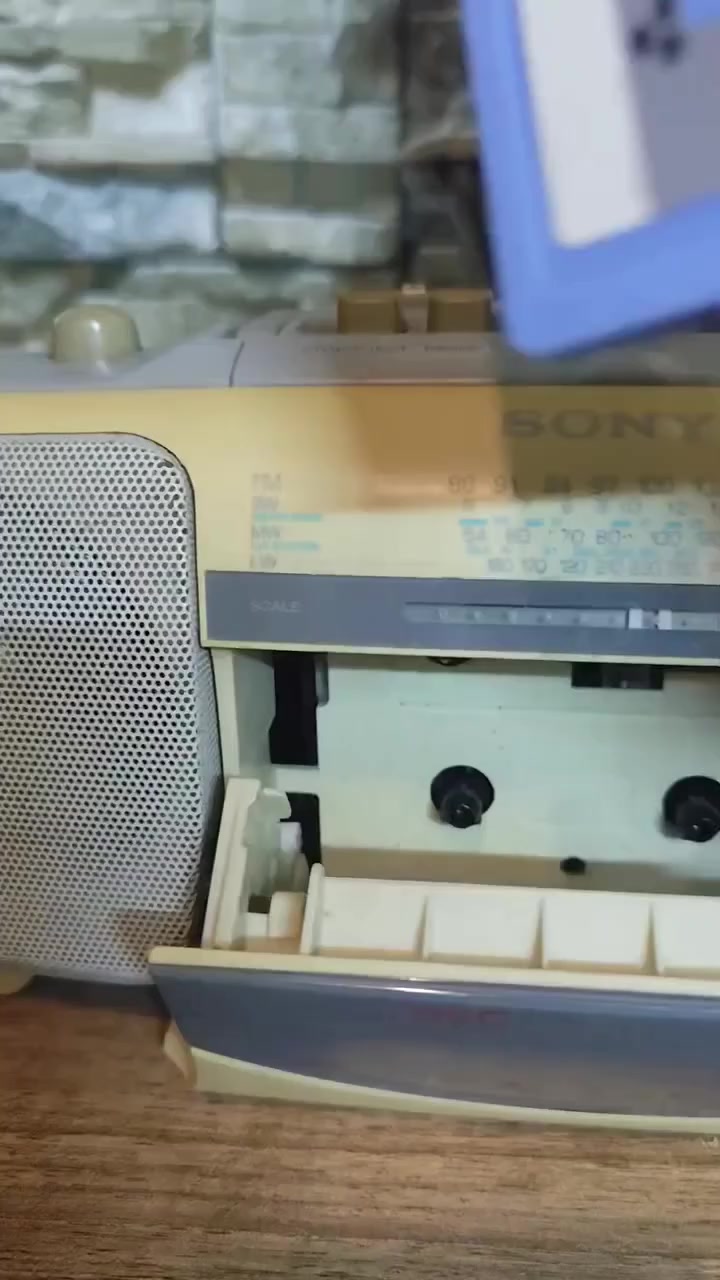 باله اوربيه
مشغل راديو كاسيت سوني ياباني ٤موجات FM، LW، SW ،MW يعمل بالكهرباء او ٦ بطاريات تسمح بالتسجيل من الراديو إلى الكاسيت ملاحظه يوجد فطر صغير بزاويه جهة الاريل غير مؤثر السعر ٤٠ مع التوصيل


**إذا كنت صاحب هذا الإعلان وتريد حذفه لأي سبب، رجاءا أرسل رسالة إلى الدعم الفني**