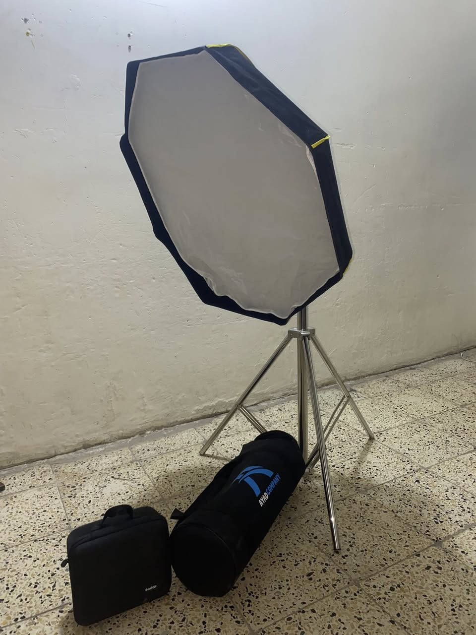 للبيع عدة تصوير احترافية 🔥
اضاءة Godox AD300Pro
سوفت بوكس
ستاند
تريكر

الحالة: نضيف جداً واستعمال خفيف كلش ✨
إذا بيها بصمة أصبع تاخذها ببلاش 😄

مناسبة للمصورين وصناع المحتوى وتصوير الأعراس والجلسات 📸
للمهتمين المراسلة واتس : ***********
