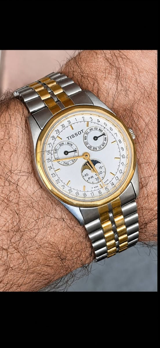السلام عليكم 
#Tissot_Moonphase_PR100 .
#تيسو
إنتاج سويسري  Swiss Made 
قديم 1989 Vintage فينتج
مون فيس 
(Moonphase)
Calendar .
تقويم ثلاثي مع أطوار القمر .
Two
Tone ثنائي اللون ذهبي بستيل مع زجاج
زفير مقاوم للخدش ومقاومة لضغط الماء حتى عمق 100متر
دي ديت سنتر لعرض ايام الاسبوع وسنتر لعرض أشهر السنة مع سنتر ثواني منفصل ونافذة لعرض اطوار القمر و ميل مؤشر لعرض ايام الشهر .
قطعة كلاسيكية 
فريدة ونادرة .
الأبعاد 31 - 36
قطر ناعم كلاسك 
نظافة تامة مخزنة كل الجديد .
التواصل خاص لطفا لطفا  .


**إذا كنت صاحب هذا الإعلان وتريد حذفه لأي سبب، رجاءا أرسل رسالة إلى الدعم الفني**