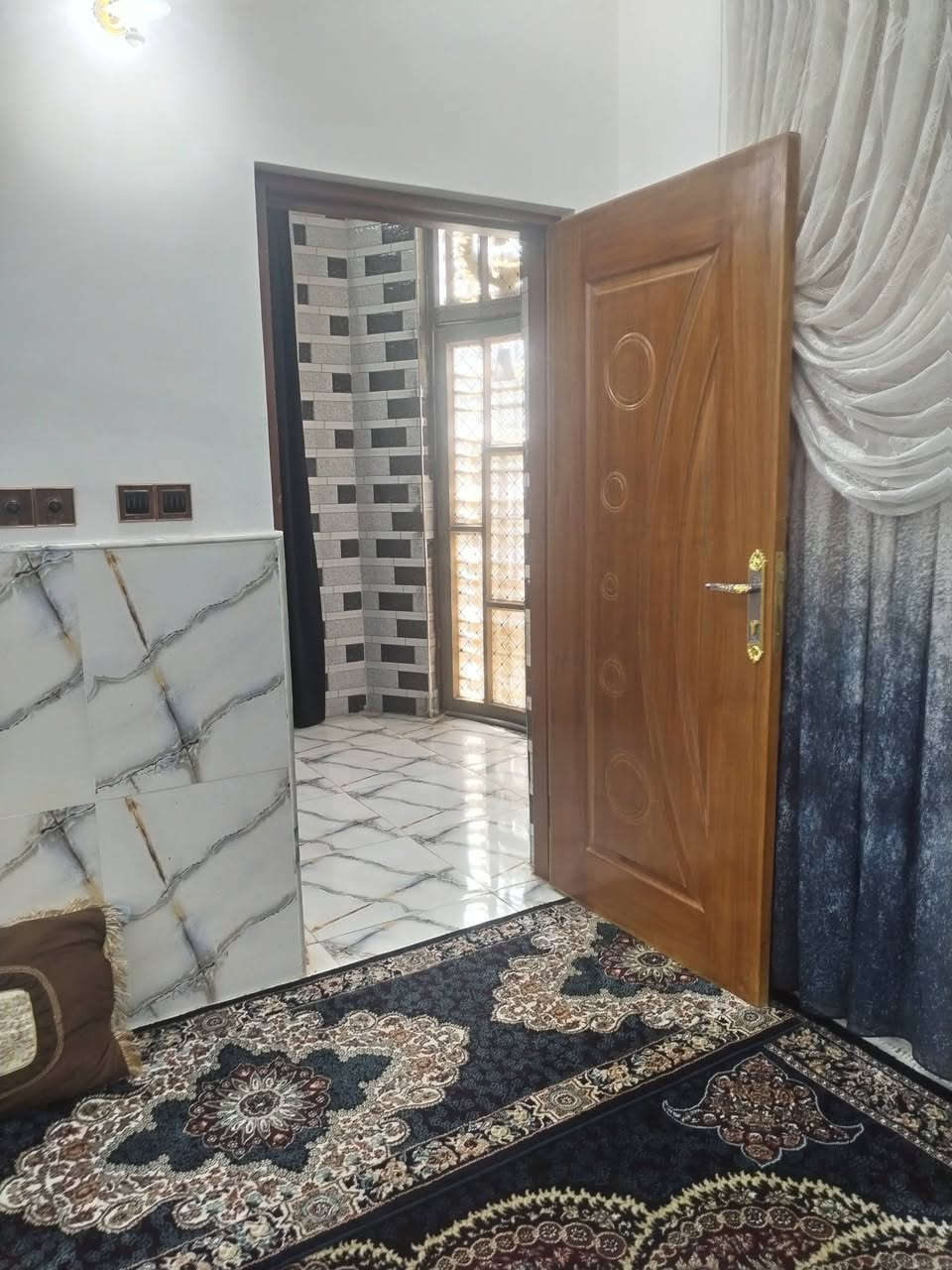 السلام عليكم...
بيت_للبيع في حي الكرامة، نهاية شارع العيادة إلى بحي التضحية،  
#تفاصيل البيت.. 
- مساحة البيت: 200م طابو صرف... 
- طابق واحد بناء حديث درجة أولى..
- يتكون من: غرفتين، صالة كبيرة، صالة صغيرة، ديوانية كبيرة، مطبخ حار وبارد، صحيات داخلية وخارجية، مناور اثنين، كراج، السطح شتايكر.. 
- البيت صب. 
- شارع البيت: 10م
- جميع الخدمات متوفرة: ماء، كهرباء، مجاري، اسواق، مدارس.
#السعر: 180 مليون
#مطلوب: 18 مليون للإسكان.... 
#للتواصل: خاص أو اتصال على الرقم *********** (يتوفر واتسات)
