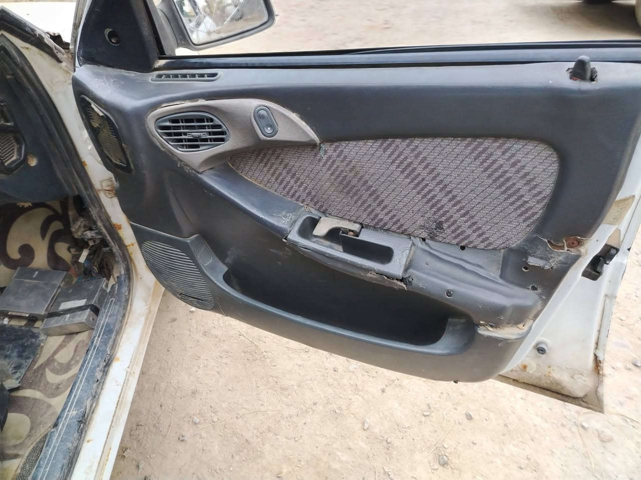 السلام عليكم سياره اسبرو موديل ٩٢ رقم ديالى سنويه صاقطه مكينه وكير اوتماتيك السعر ١٤ وبيه مجال  رقم صاحب سياره ***********
