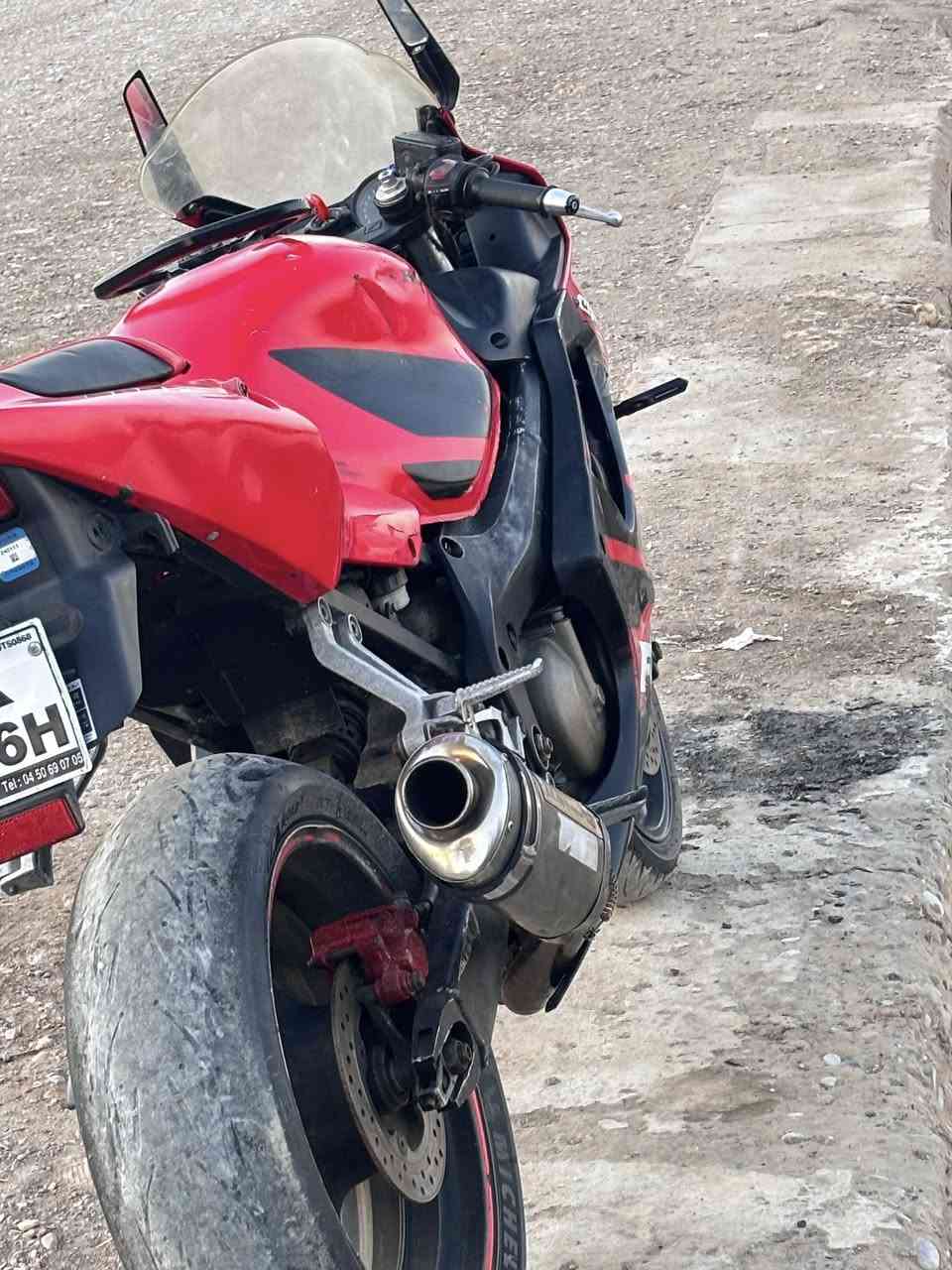 سلام عليكم حبايب 

HONDA -f4i - 2004 للبيع 
أوراقها منفيز مكاتبة فقط 
الدراجة مكينتها مجفتة جديد فقط  (ما مكصوصة كرنك) 
ناعمة كلش 
الدراجة شوفت عينك كفراتها يحتاجلها ترتيب 
وصار طك بالضفيرة قوي ( يعني تبدل ضفيرة   )
عقل سكيورتي شغال شاصي مكفول (الدشبول -مجامع -كتفات -ملف - الكهربائيات البقية كلها شغالة ) أبيع ع هذا الوضع 
مكاني واسط صويرة 
السعر 14 و بيها مجال 
أتصل  أو وأتساب  
***********
