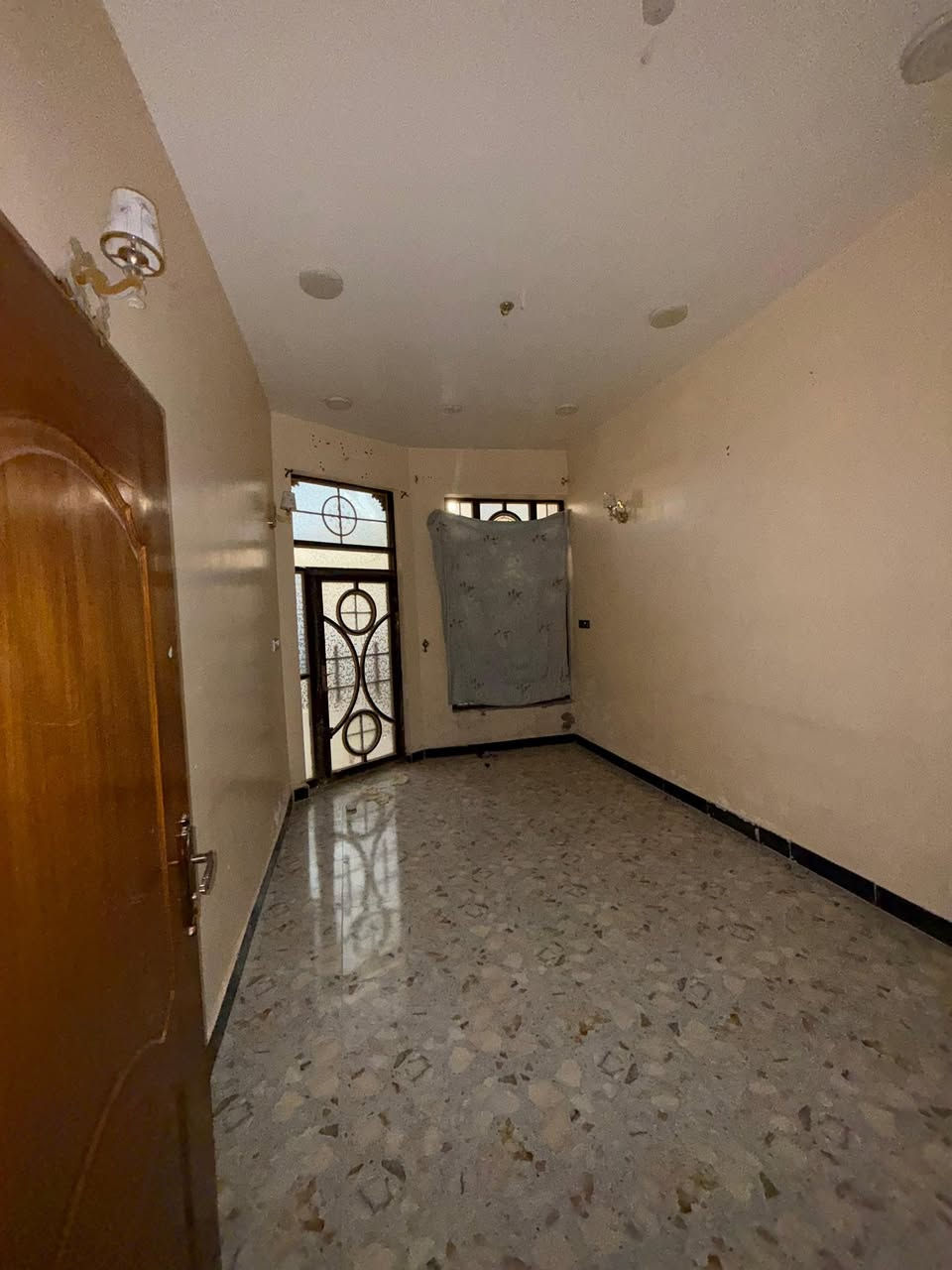 مشتمل طابقين للأيجار
يحتوي على استقبال وهول كبير مطبخ صحيات داخلية خارجيه 
غرفة نوم طابق اول +مخزن 
سطحين تتوسطهم البيتونه 
العنوان 
حي الميمون الثانية شارع الأسعاف الفوري 
للأستفسار 
الأتصال 
على الأرقام 
***********
***********
