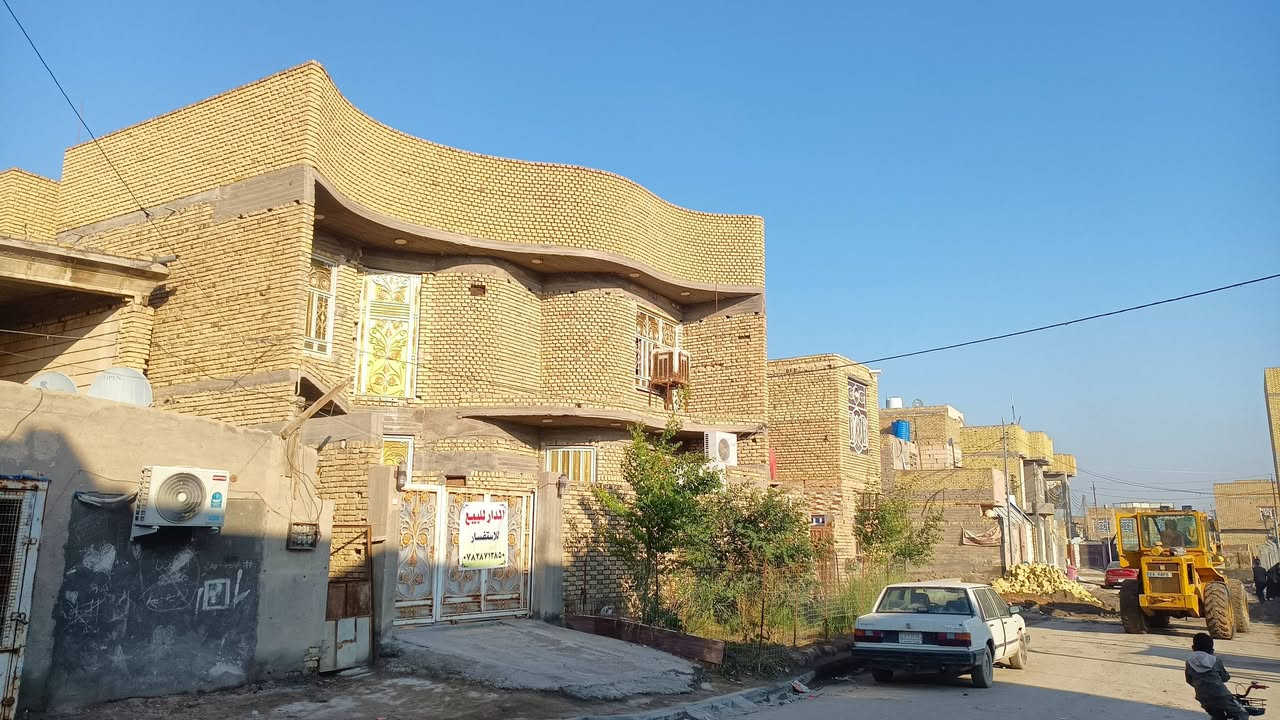 سلام عليكم الدار للبيع مساحة 200طابقين مكانه مدينت الصدر قرب مدرست ابن ماجد ثاني بيت عن الركن الطابق لأول غرفتين وصاله ومطبخ وستقبال وحمامين داخلي وخارجي الطابق الثاني تلث غرف وصاله جبيره وحمامين سعر 325.     رقم الهاتف ***********
