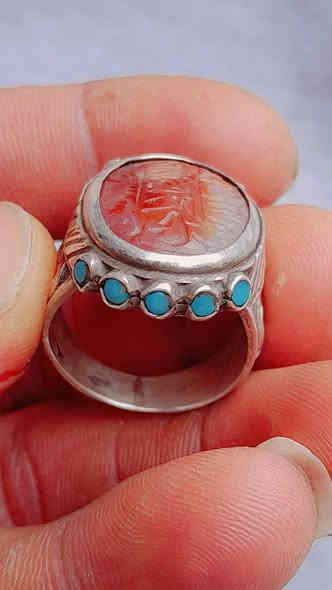 اللهم صلي على محمد وال محمد الطيبين الطاهرين
خاتم انتيكا عقيق يماني شحم ولحم مخطوط سورة الكوثر خط قديم صياغه الغزال يدوي المهتم يتواصل على الخاص ***********بصره يوجد توصيل
