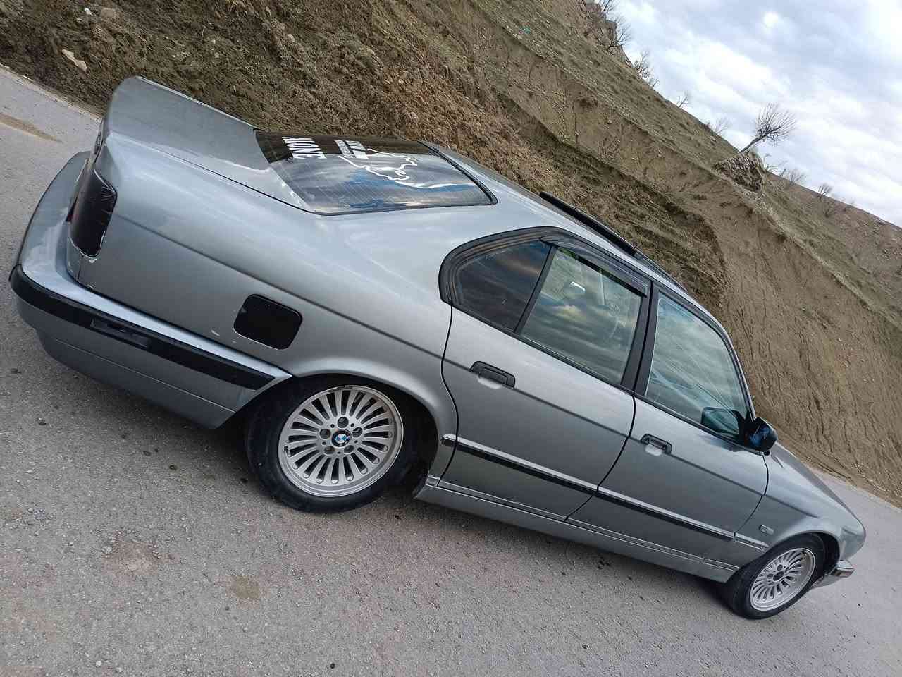 .
فـــــــــروشتنى خێرا به سعرى علوجێك
بيئێم موديل 1991 مكينه 525ى كپسى گێرعادى
سه نه وى پلاستيك ره قه م اسلى به شه رتى اوليات حاسبه
بێ ده حم بێ لێدراو موس براوه به شه رت 
فوله ته نها گير عاديه ده حامى بو ده حامى بةشةرت
چرپه و 100$دولارى لێ ببره 
گێرمكينه براوه موس ئه وليات ده حم لێدراو وةرگةراو بةشةرت 
نرخى ته نها 34وه ره قه و معامله ى برايانه 
له رسمه كان زور جوانتره 
له سورانم *********** فةيبر واستاب لةسه ره 
سه ودامان هه يه پيكاب___افيو_شوفرلێت
