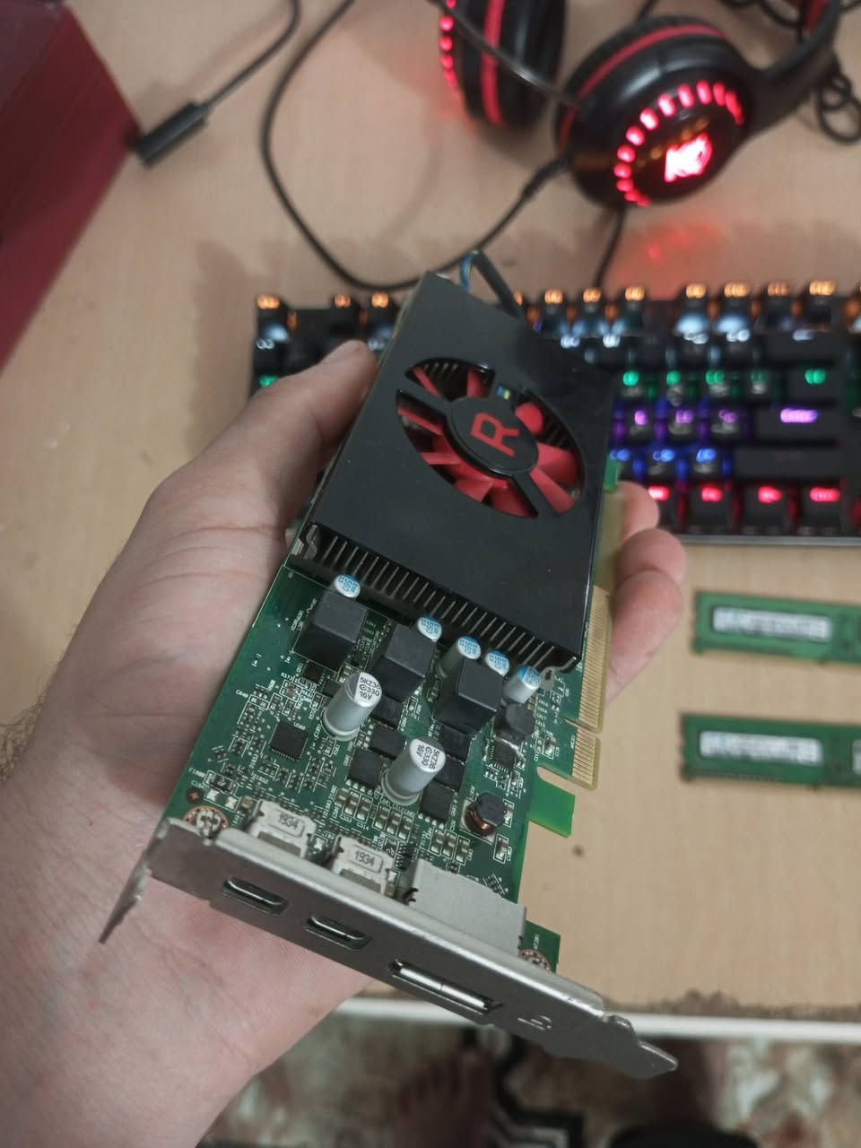 عندي غراض كيبورد ضوئي ميكانيكي RGB شركه زينه
سماعات RGB هم زينات 
رامات لابتوب DDR3 4GB كنج ستون
رمات سستم كيس 4GB 1333hz
عندي كارت RX 550 4GB مني صغير شغال 
ل يريد شلع كلهن احسبهن بنص قيمه 
مكاني نجف


**إذا كنت صاحب هذا الإعلان وتريد حذفه لأي سبب، رجاءا أرسل رسالة إلى الدعم الفني**