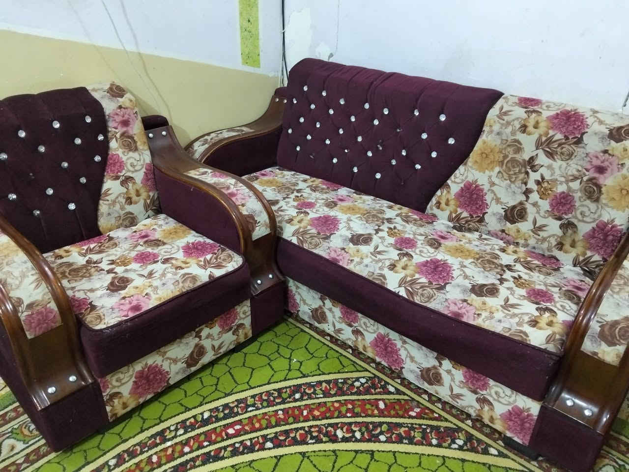 السلام عليكم
تخم قنفات كامل تركي 
5 قطع 
10 مقاعد
السعر 125 وبيهن مجال
المكان الناصريه المركز 
الرقم ***********
