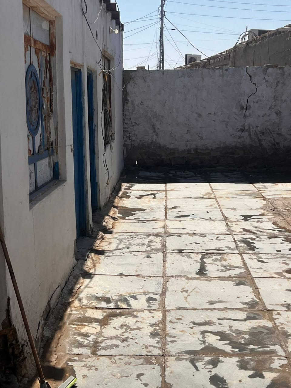 يالله 
السلام عليكم 
بيت زراعي للبيع 
المساحة(125)م
البيت بي غرفة ومطبخ وصحيات 
بي ساحة فارغة إذا تريد تكمل البنيان
الموقع (حي ابو سكينة)
نوع الدار (زراعي )
الدار بحاجة إلى ترميم بسيط 
للاستفسار الاتصال على الرقم (***********)
أو المراسلة على الخاص
