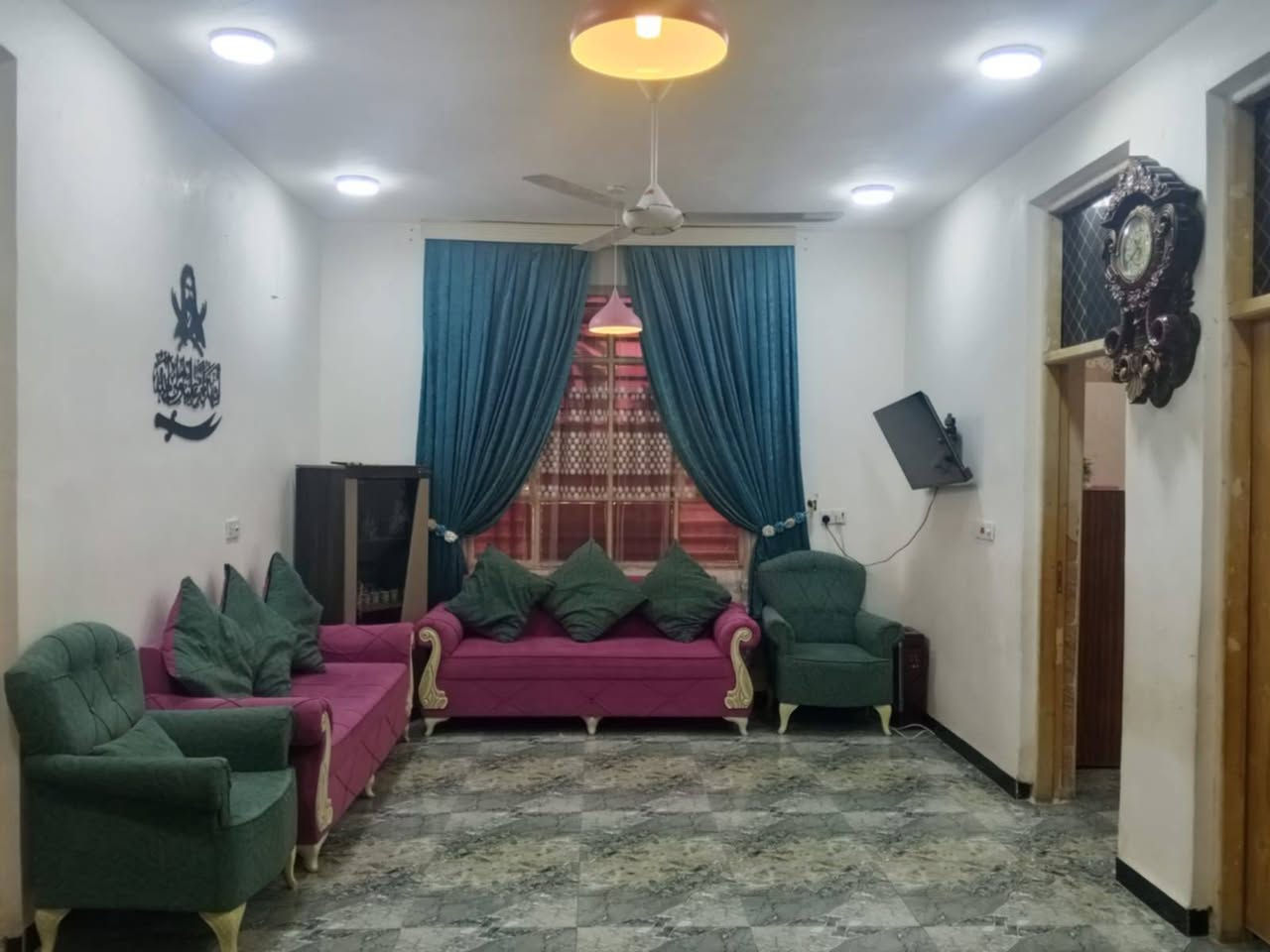 بسم الله الرحمن الرحيم
دار للبيع 

٢٠٠ متر 

موقع جدا راقي. حله بوحمير قرب گنطره مباشرتا 

قرب قاضي حسن 

طابو زراعي سند ٢٥. بناء حديث 

طابقين.  يحتوي.  على ثلاث غرف وباقي ملحقاته كامله 

باقي تفاصيل تفضل  للمكتب وبرسم الخدمه 

مكتب عقار الذهب الابيض في البكرلي بأداره ابو ليث الدليمي.   اخوكم هيثم الدلال ***********
